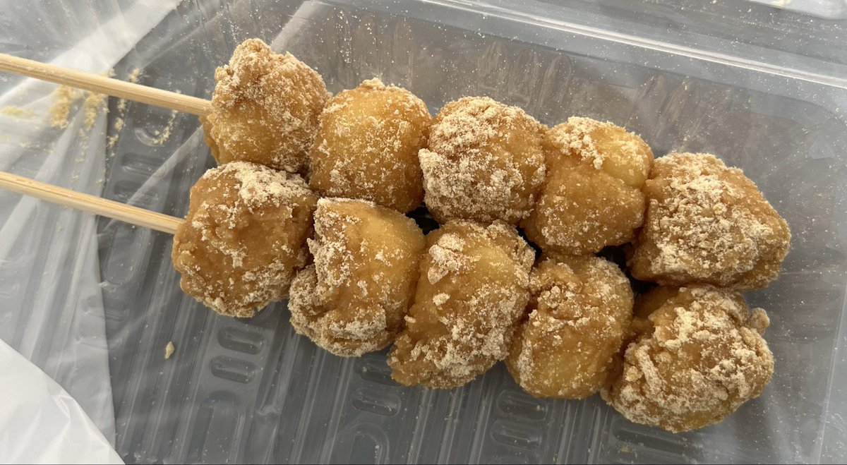 奈良　橿原だんご庄の団子がうまいと聞いてたぶん3年。ついに機会が訪れたのです。

清々しいまでにきなこ味のだんごしか売ってないのに次々とお客さんがくる
きなこ餅じゃんって思ったのですが
時間が経っても柔らかくモチモチ、甘みも最適
一本100円
近くにあったら通っちゃう