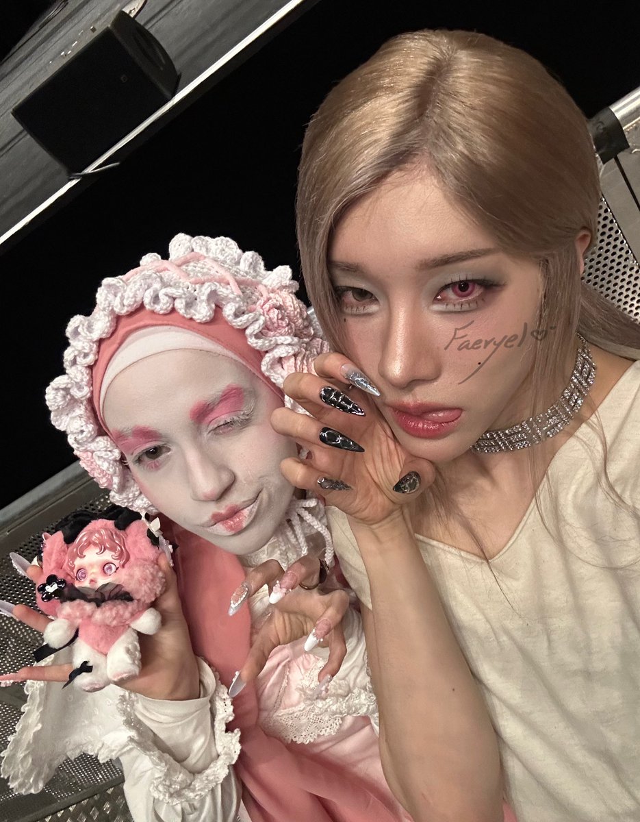 LOOK AT UUUUUSSSS 😽😽😽