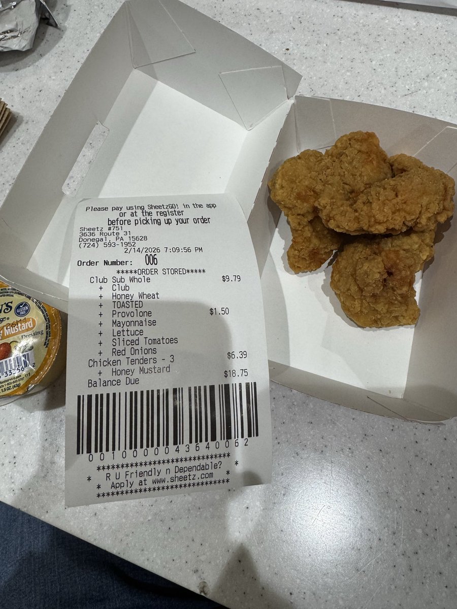Yunzerus's tweet photo. @sheetz , REALLY? $6.39 for this sorry excuse for three chicken strips. NEVER AGAIN. https://t.co/baA6L933Pt