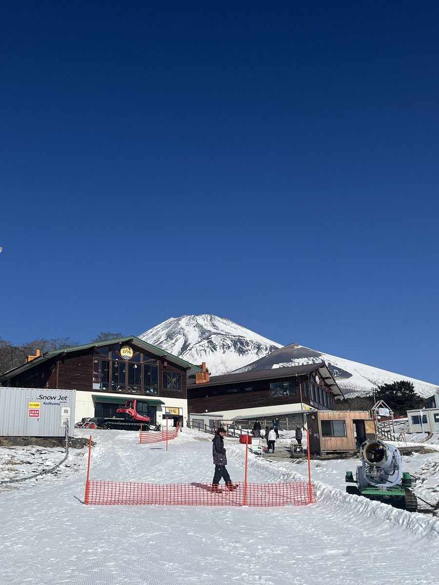 tommy_lool's tweet photo. 家族で雪遊びという予定だったけど、妻体調不良により離脱。
4人でイエティに来てます。
天気良し、寒くない！
絶好のスキー日和だけど、雪遊びです。残念😭 https://t.co/SeGyXa1mGN