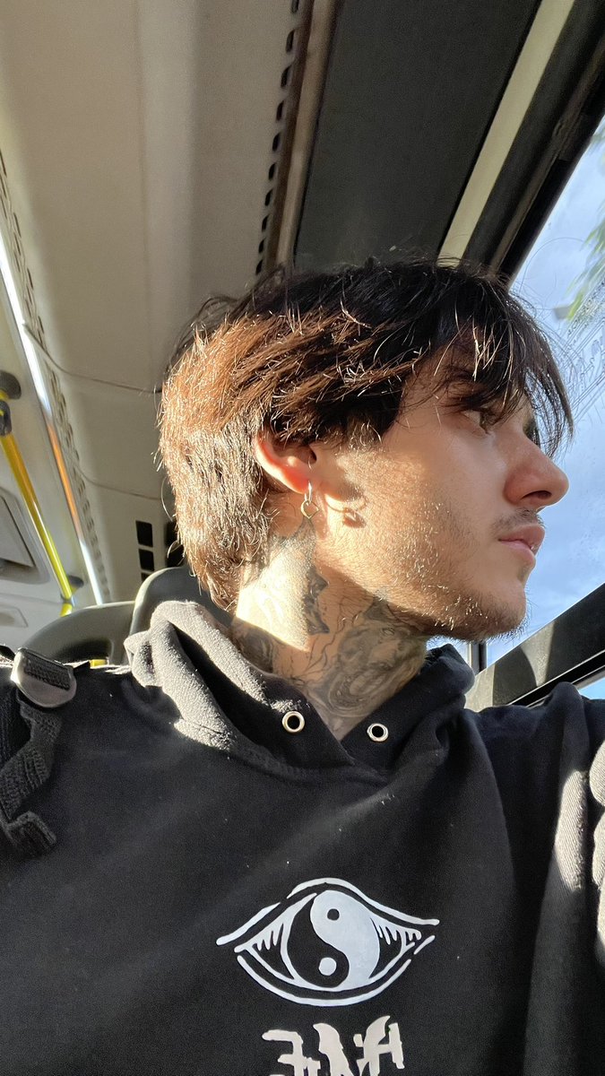 esse sou eu voltando do trampo de eletricista. swag e ainda sustentando uma casa🫡