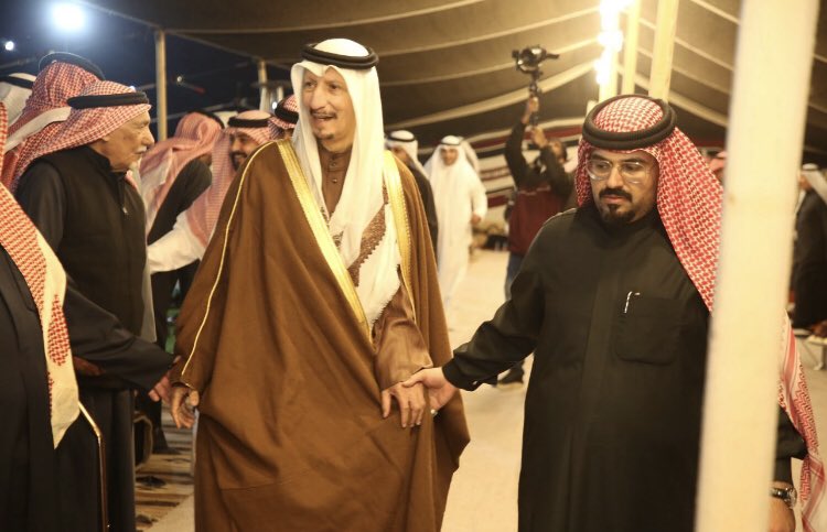 الحضور الكرام السعدون مشايخ المنتفق و بن طواله مشايخ شمر ومشايخ القشعم وبن لامي مشايخ مطير  وبن دهيم من حرب 
بوجود الكرام مشايخ الظفير بن سويط واباذراع وبن عفيصان والجعيب والمرشد والبريكي والقحيصان والعصلب وغيرهم من الكرام الحاضرين 
بضيافة سعود بن حلاف والسعيد عامه.