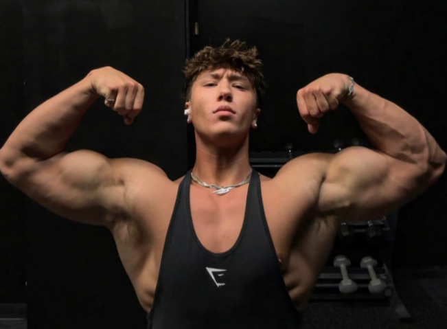 AmericanAlphas1's tweet image. Counting down all my favorite alpha biceps...

@alphaxflex 

Hot huge aesthetic god 💪