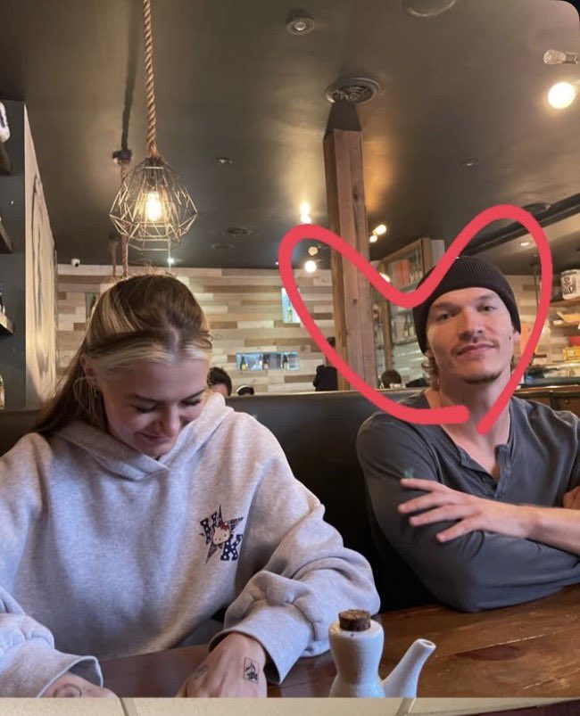 I really hate Hudson so bad. Wdym you have a hot tattoo artists gf who loved and supported you when you had a shitbox and a dream, and a magical, hot co-star who became your best friend instantly? And he can just go to dinner and sit across and stare at them both?? Greed.