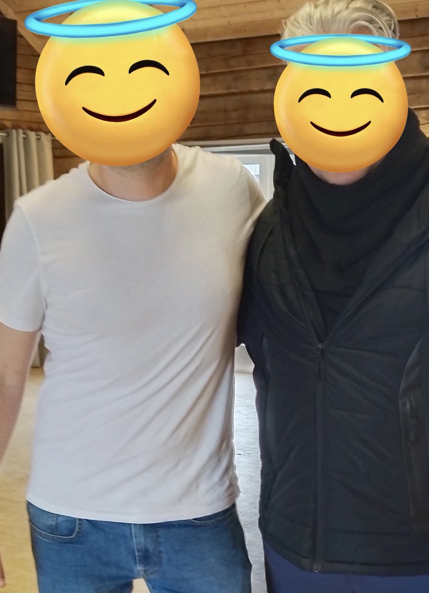 🔸Bir öğretmen komşum var burada. Adam öz Norveçli. 1 yıldır gece yarısı karda yağmurda restoranlara bulaşığa gider. Öğretmen maaşı 50 bin NOK (gayet iyi)

Niye? Dedim

Gazze'de 12 aileye bakıyorum
Bu onlar için çok hayati dedi

İsteyen beleşten gâvur desin.
Ben pırlanta diyorum.