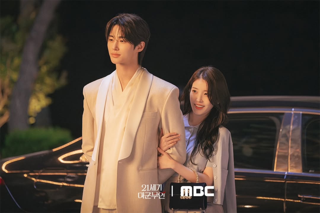 NA PARA BANG MHIE AT DHIE ANG TAWAGAN 🥰

MBC Drama shared on Instagram more snippets from the upcoming series "Perfect Crown," starring K-drama stars IU and Byeon Woo Seok.

Courtesy: MBC Drama/Instagram

Related story: gmanetwork.com/news/lifestyle…