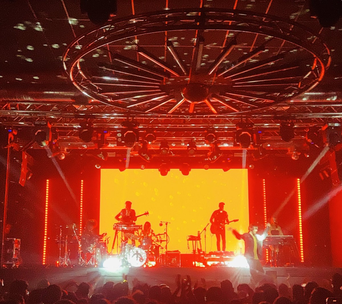 esta noche los <a href="/_RufusTFirefly_/">Rufus T. Firefly</a> han venido a  Granada a dar todo su amor ❤️