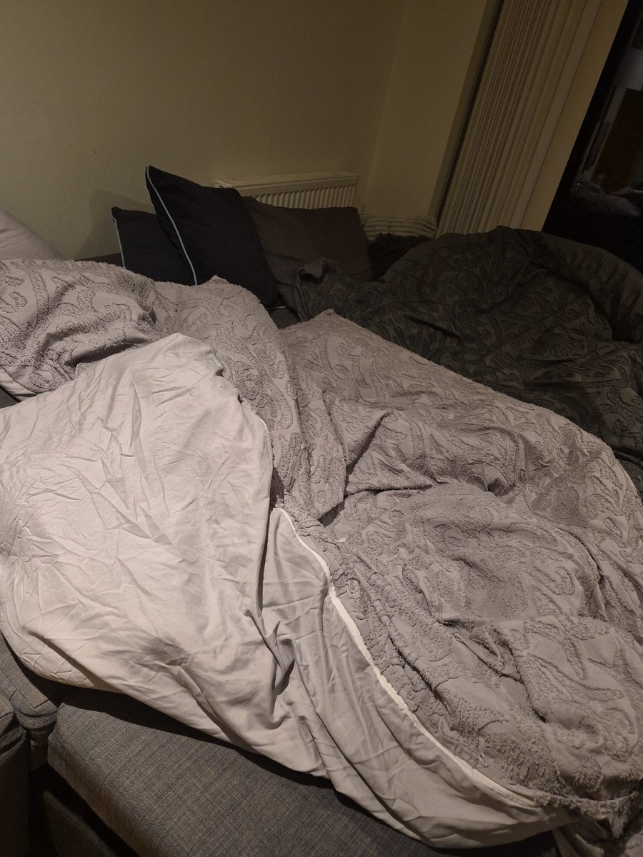 Gonna miss u on the couch tdy <a href="/jose_mf_/">_.jose._mf</a> <a href="/nyhaat_/">nyhaat</a> 
Lf open balcony door 😔