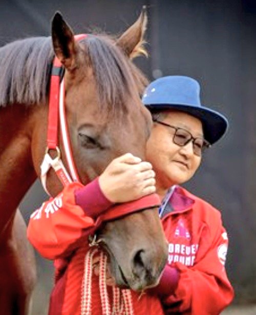 Las modestas declaraciones del entrenador Yoshito Yahagi sobre Forever Young:
 "Creo que no es mi entrenamiento lo que lo convierte en un gran caballo. Creo que el caballo simplemente está hecho para ser un campeón y yo tengo poco que ver con ello".
Foto <a href="/A_Evers/">Evers</a>