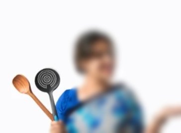 रिंकी एक शादीशुदा महिला है पति ऑफिस जाता है और घर की पूरी ज़िम्मेदारी उसी पर है।

शुरुआत में सब ठीक था लेकिन अब वह ज़रूरत से ज़्यादा और बेवजह के कामों में खुद को इतना उलझा लेती है कि असली और ज़रूरी काम छूट जाते हैं।

नतीजा ये कि बच्चों पर ठीक से ध्यान नहीं पति के ऑफिस की ज़रूरी