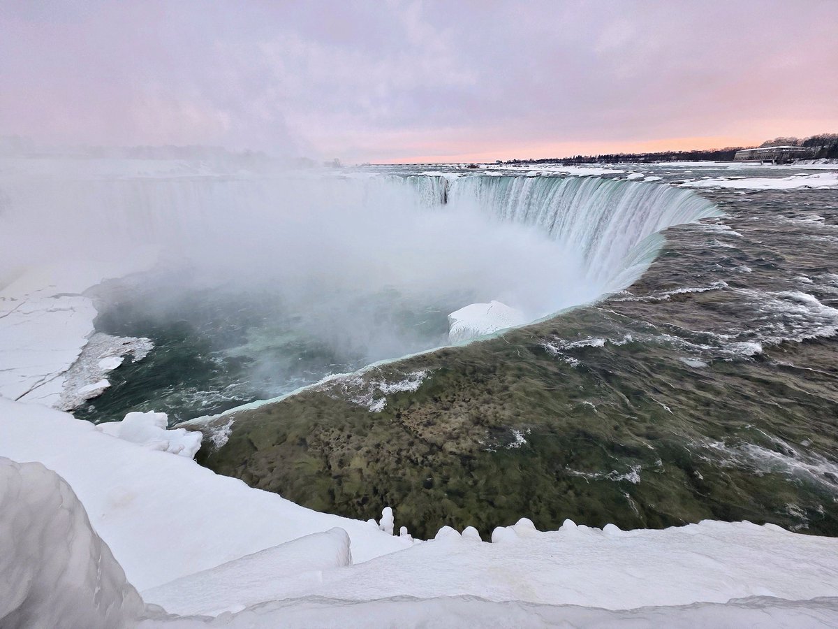 Kat_in_niagara's tweet image. Horizontal image I took last night at sunset in honor of Valentine's Day. The water is amazingly clear and there's an ice boulder. ❄️🌹🧊🩷❄️
#niagarafalls @ThePhotoHour
#ShareYourWeather #StormHour