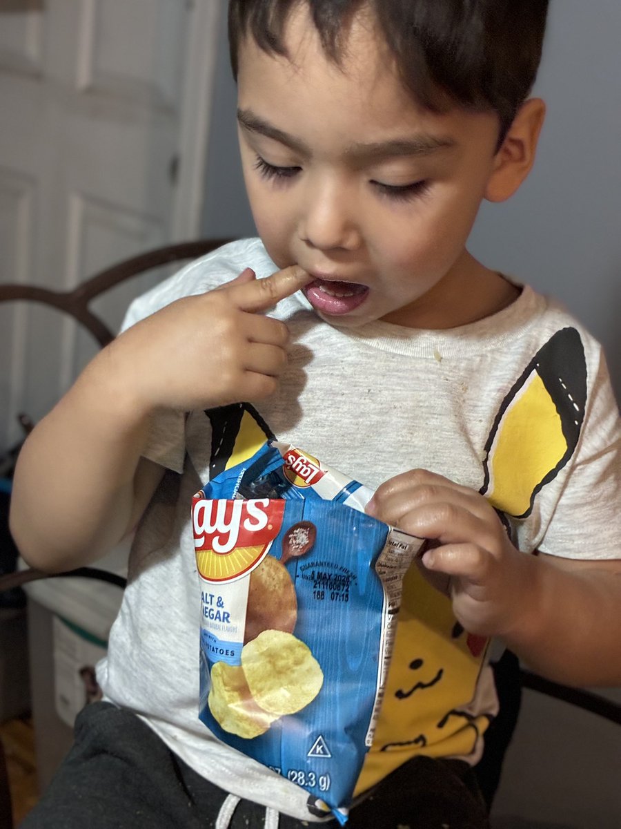 SueHappy3's tweet image. This kiddddd eats everything so plain’ ! 

#Pickyeater but will chomp down a bag of salt and vinegar chips’ 🫩🫩🫩🫩 #Ugh