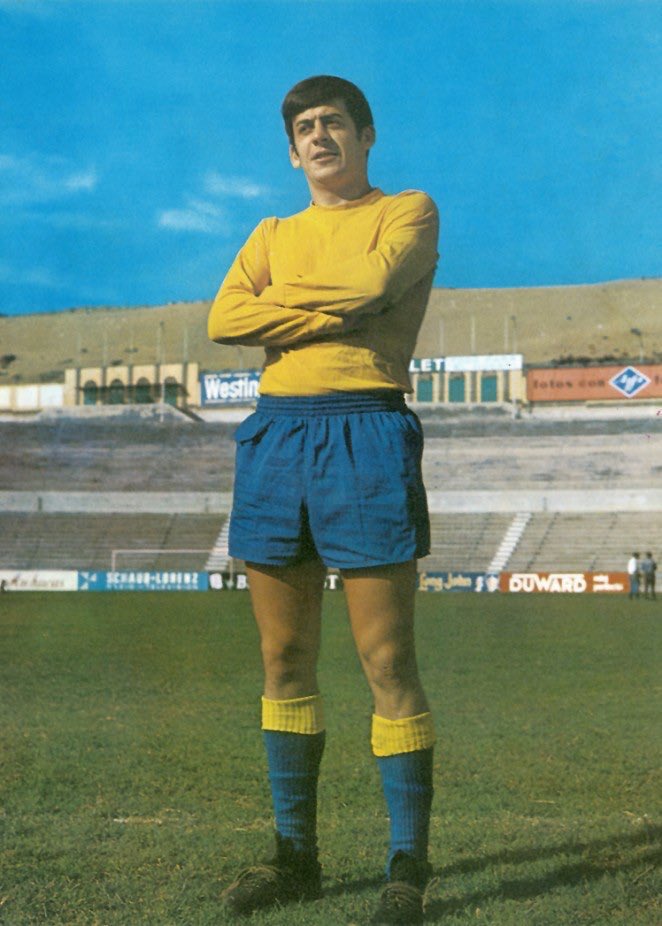 PERICOSAFE's tweet photo. Incluso pasó por cargos como secretario técnico, delegado o asesor de la directiva. 
León, Insignia de oro y brillantes del club, jugó 13 temporadas de amarillo y anotó 71 goles. Fue campeón de España juvenil en 1962 con los Diablillos Amarillos… + https://t.co/UXKdo1pUrl