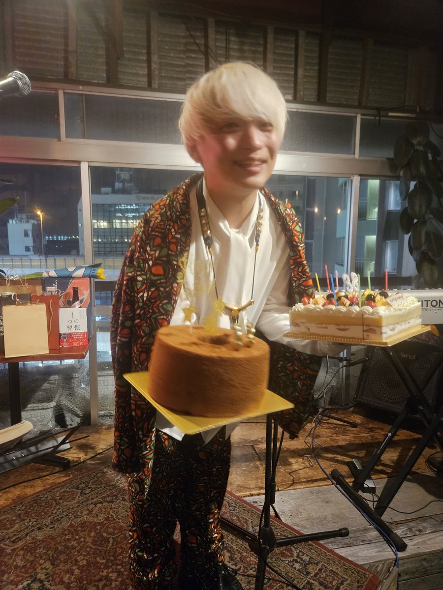 tomo_moon_moon's tweet photo. つーじーのバースデーパーティ
ナイスなDJと
ナイスなライブ
たくさんのゲスト登場で
お祝いに行ったこちらもたくさん楽しませて貰いました♪̆̈
38歳も応援しています✊🏻
#辻本美博
#木村イオリ
#MASSAN
#谷口慶介 https://t.co/sVcKbkQwM3
