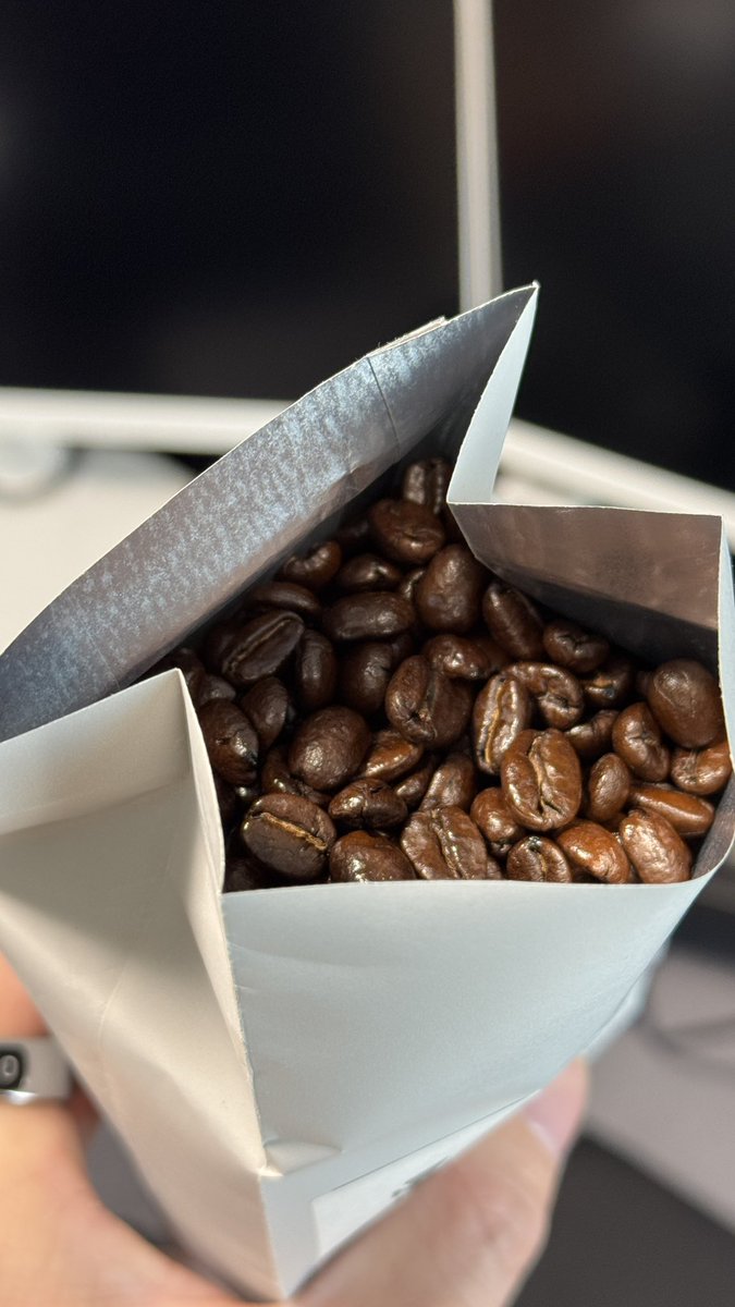 Castella_Tesla's tweet image. 昨日いただいた深煎りのコーヒー豆。袋を開けた瞬間の香りがたまらない。

テスラでドライブがてら、こんな素敵な焙煎豆を買いに行ける場所、どこかおすすめあるかな？
駐車場があって、現地でもゆっくり一杯飲めるようなお店だと嬉しい。

#Tesla #ModelX #CoffeeLovers #自家焙煎 #テスラ