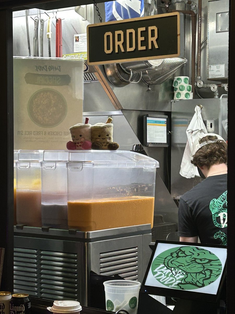 アメリカ　会計を見守るタピオカカップル