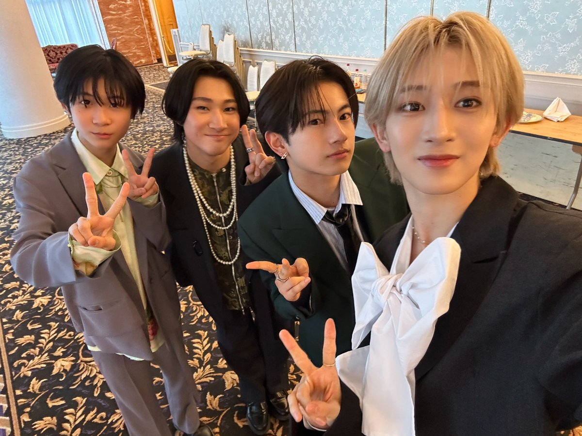 mazzel_official's tweet image. けいくん
かんたくん
はるくん！
BANQUET BANGのMVに出てくれてありがとう🙇‍♂️🩵

#NAOYA #MAZZEL
#まぜジャック 
#MAZZEL_BANQUETBANG