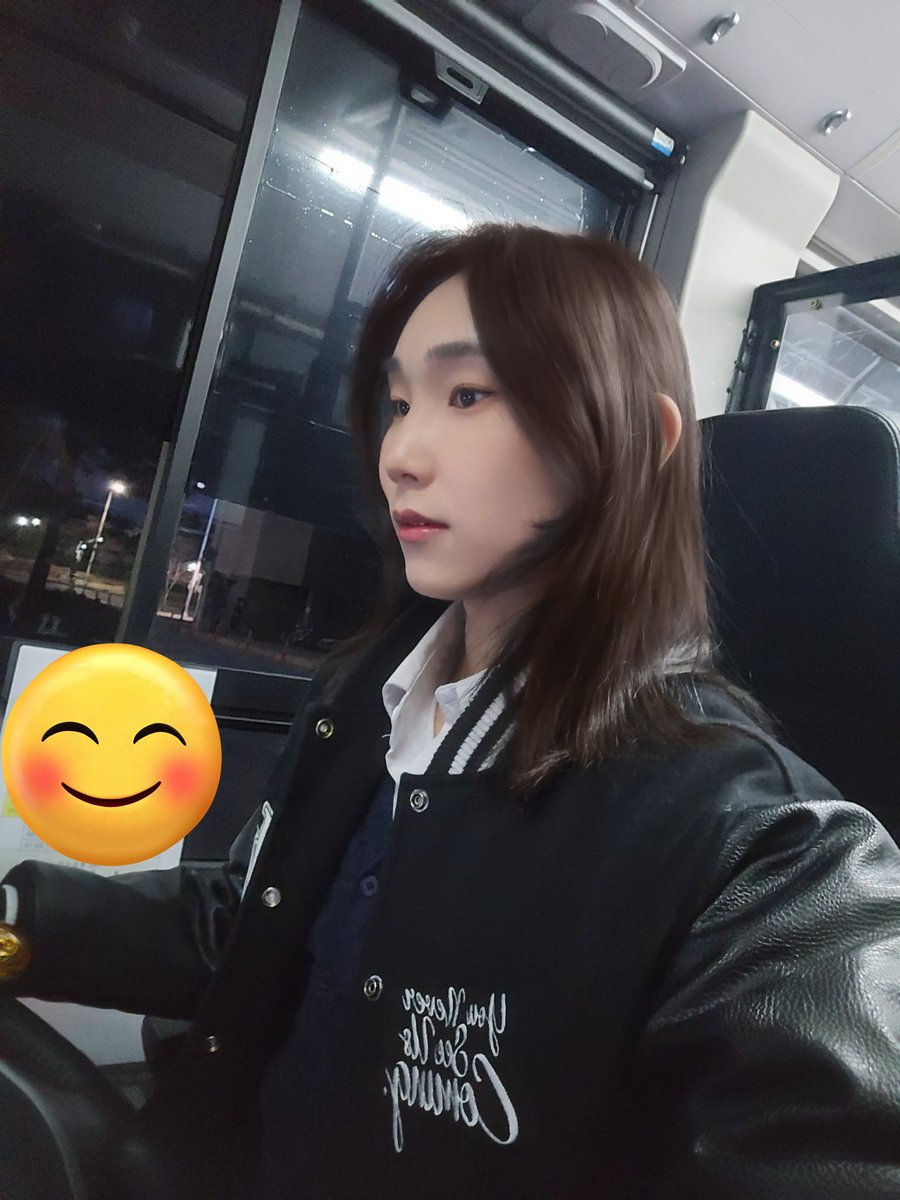 EULA1214609's tweet image. 그냥 느낌있어서 근황겸 한장.

명절은 풀근무 입니다. 
쉬는거 그게 무엇이지요...? 😢😢

#시디 #트젠 #TG