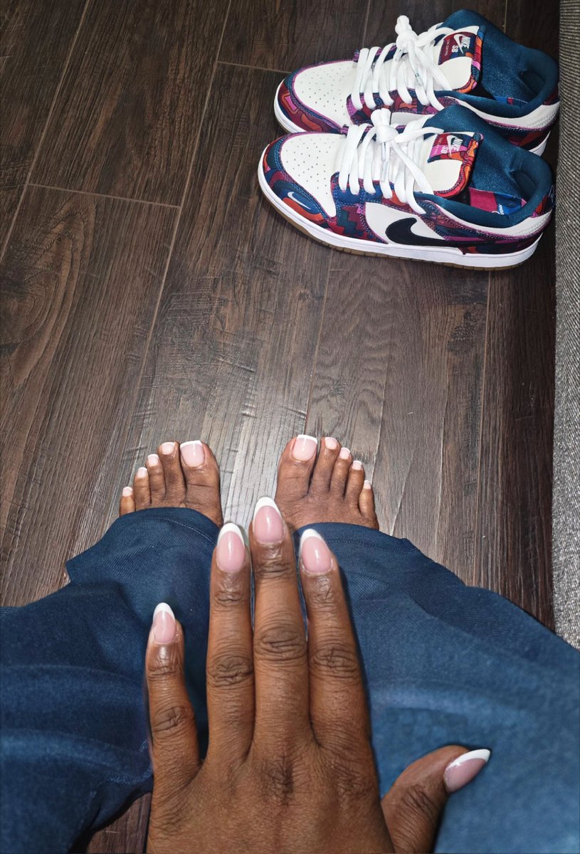 tiffsbeezy's tweet image. French tips gone hit everytime 🤏🏾🤏🏾🤏🏾 #classy #frenchnails #feet #valentine