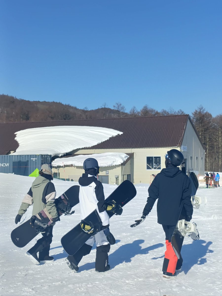 3241_quot's tweet photo. おはようございます
朝からスノーボード日和です
スキーの試乗会もあって
リフト待ちはとても混んでます💦 https://t.co/apIlB7l7aW