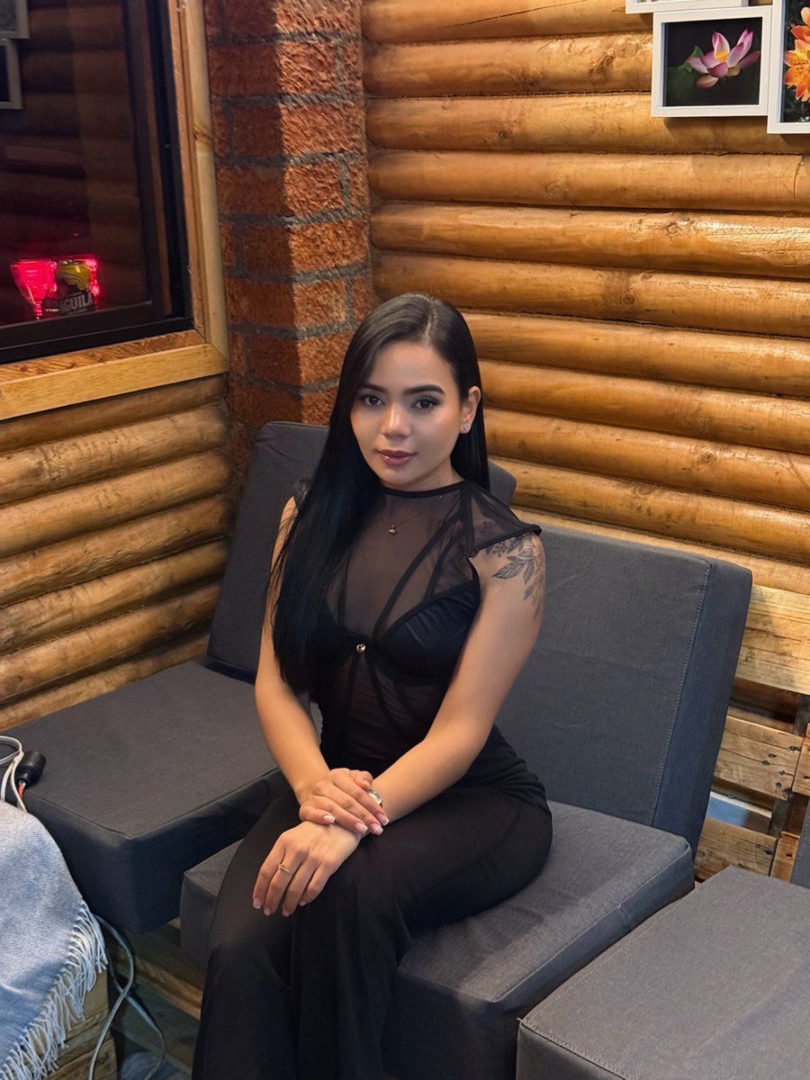 Yezze0's tweet photo. Just around… in case you’re still looking for your Valentine. 😏 

#Latina #SanValentín #girl #petite https://t.co/hEN3LdHBtR