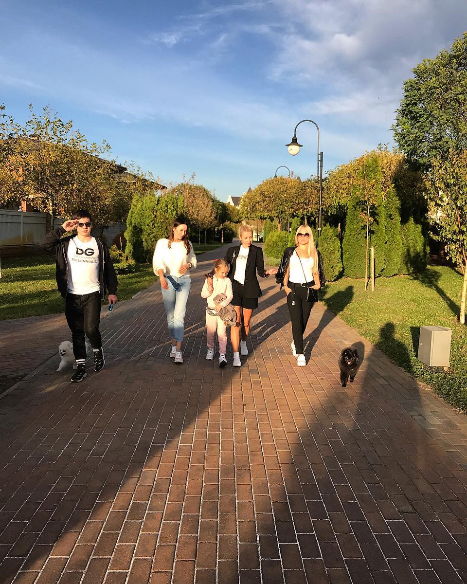 bitter_cofimo's tweet image. Chasing sunshine and good vibes with my favorite crew! 🌞💖 #FriendsTime #GoodCompany