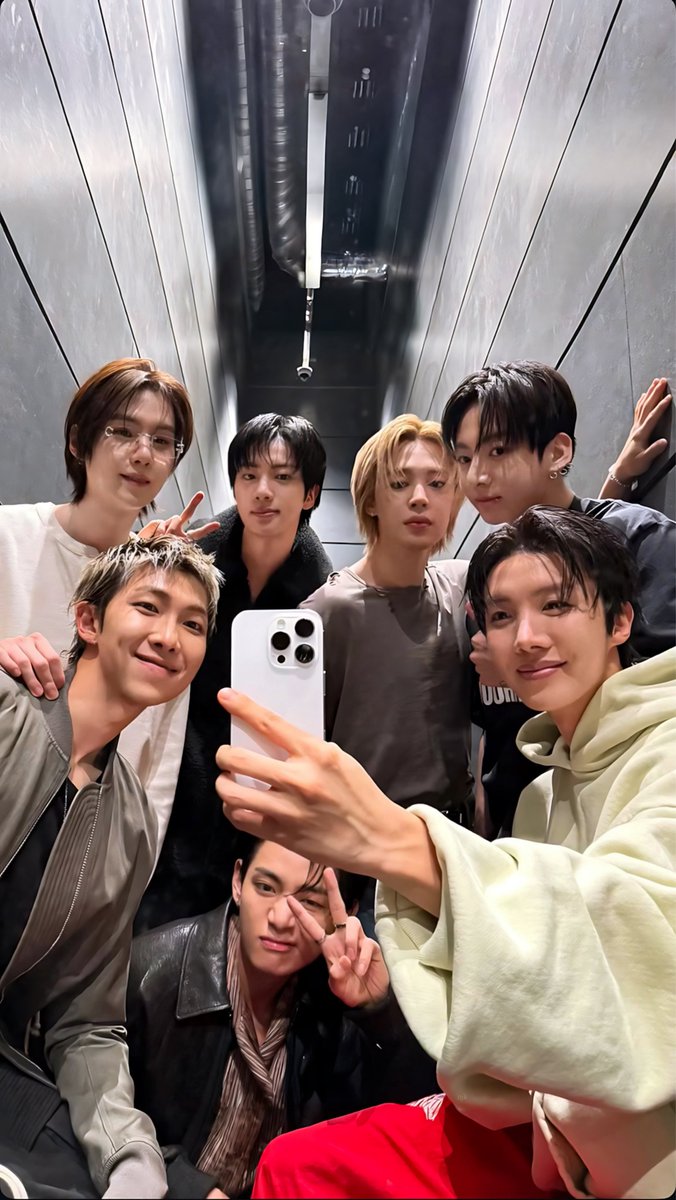 archiveforJK's tweet photo. bts new ot7 selca, wallpaper ver. 📸 ‹𝟹 https://t.co/XS9dpLMUgy