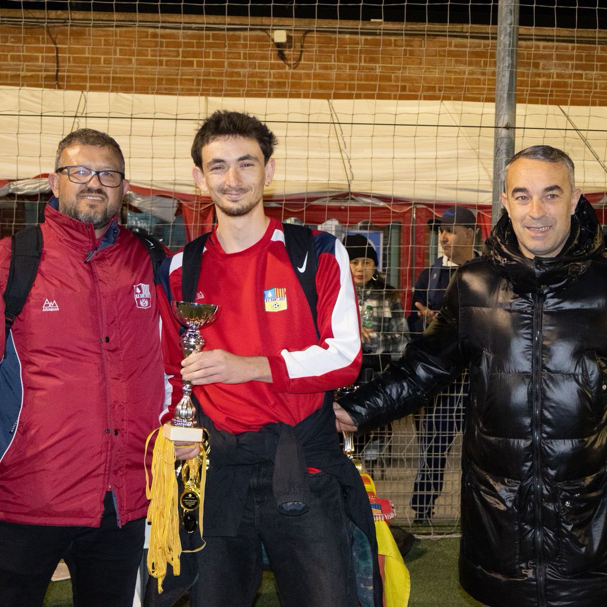 🔴 𝑰𝑰𝑰 𝑪𝑶𝑷𝑨 𝑷𝑬𝑫𝑹𝑶 𝑽𝑰𝑳𝑳𝑬𝑮𝑨𝑺

🏆👏🏻 La entrega de premios, siempre un momento emotivo y especial en la #CopaPedroVillegas 🌟

🏅 ¡JUNTOS por una buena causa! 🤝🏻

#ATCHospitalense #PasiónPorElRojo 🔴