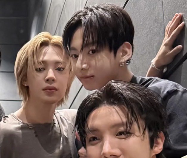 idk why but jimin’s hand behind jungkook is so fine.. like what if after the photo he traps jungkook and backs him into the wall and kisses him—