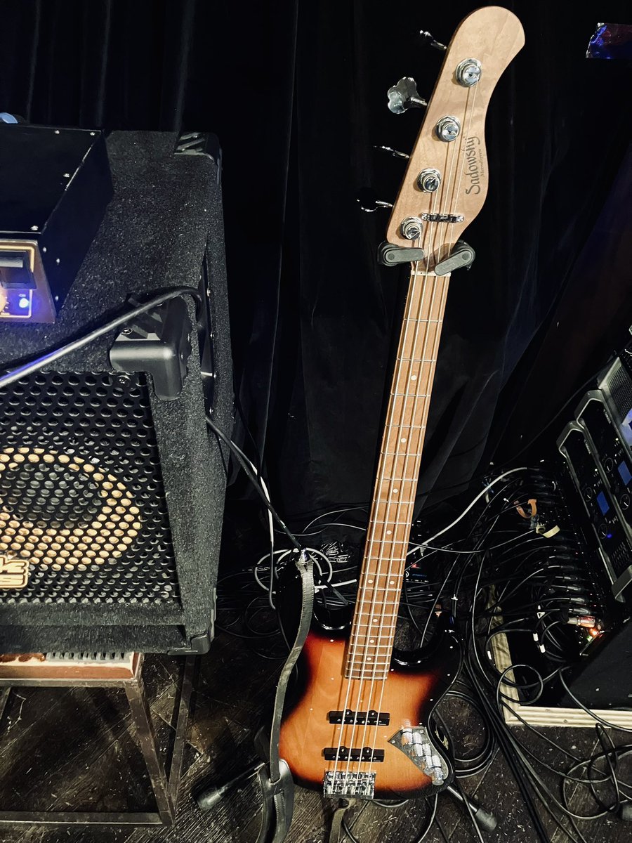 EADGC03's tweet photo. 昨日は横浜で米川さんでした♪相変わらず皆さま素晴らしい演奏⭐︎
Newサドは、なるほど上手い造りをしているベースだなぁと、楽しめました😊
お日柄的にチョコも沢山いただきましてありがとうございます！甘党なのでパクパク食べながら編集作業頑張ります〜 https://t.co/RRZR8HirFv