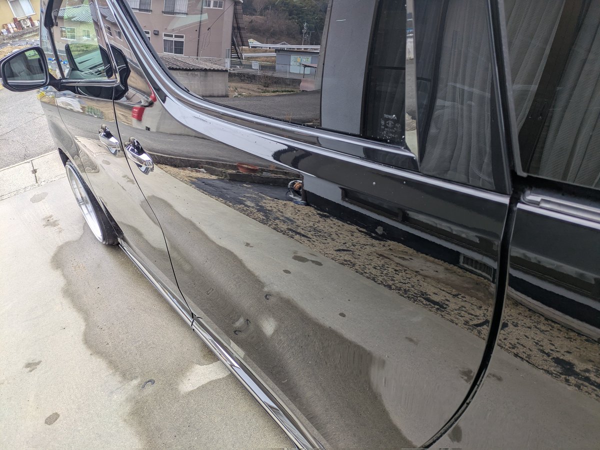 e_l54's tweet photo. 水曜に1日かけて下地とガラスコーティングしたけど
純水で洗ってブロワーでこれだけ水飛んでいって洗車すぐ終わる👌 https://t.co/0Co3x0b6g7