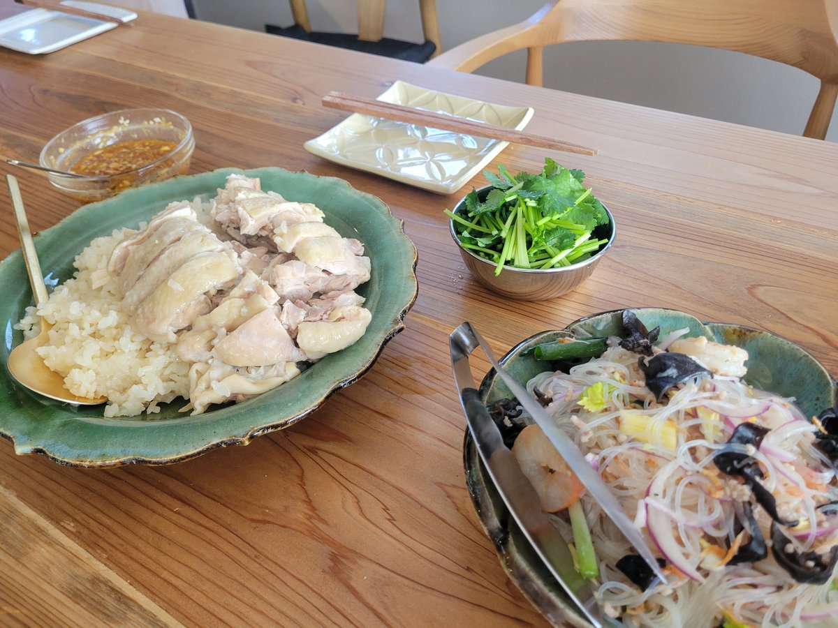 おはようございます！
昨日は若松家へお邪魔して
タイ料理をご馳走になりました🇹🇭

会いたい人にも会えたし
ご飯も美味しいし満たされました～✨

皆さんも素敵な日曜日をお過ごしください🌠