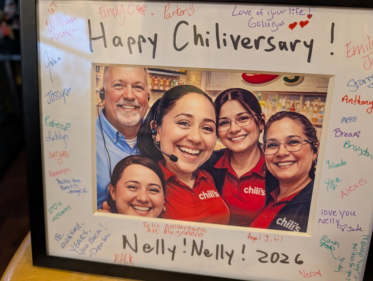 NellyGalvan22's tweet photo. Happy chiliversary to me 😉 on Happy Valentine Day ❤️🌷🌷🌷❤️❤️🍓🍓🍓 #chilislove #chilisBastrop #makefriends https://t.co/xfnf0pUQh4