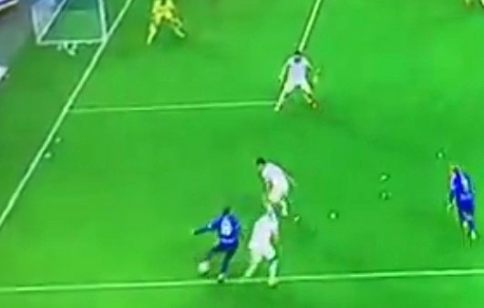 MarwanBelkacem's tweet photo. Je revois le but de Nanasi, Abdelli couvre la passe en retrait, perd trop facilement son duel mais alors Hojbjerg.

Il a juste à avancer sur Nanasi pour couper la ligne de passe (le seul choix de Godo) et il ne le fait pas.

Il est toute l'action les bras levés, wow. https://t.co/fQugg8kTyc
