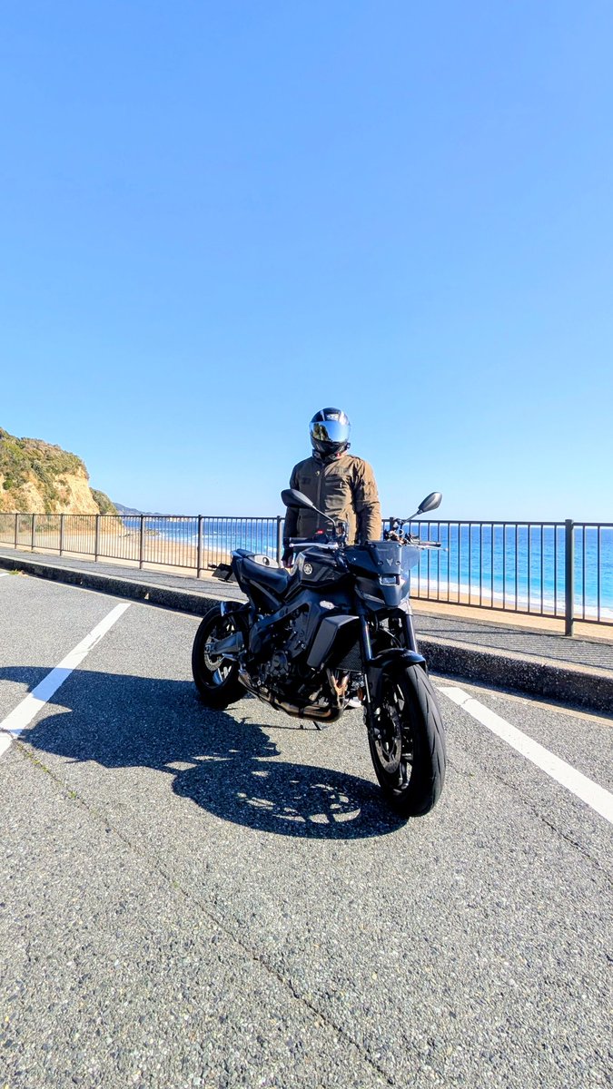 #バイク乗りあるある
SAとか道の駅でライダーの集団がいると、つい離れてバイクを止めてしまう…😅