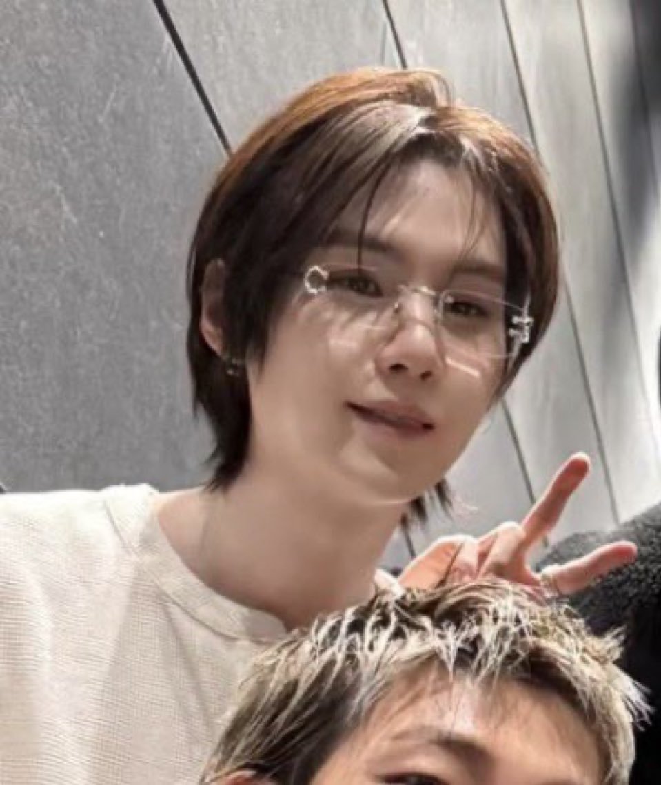 he looks like the 2010s mandatory kpop gg lesbian