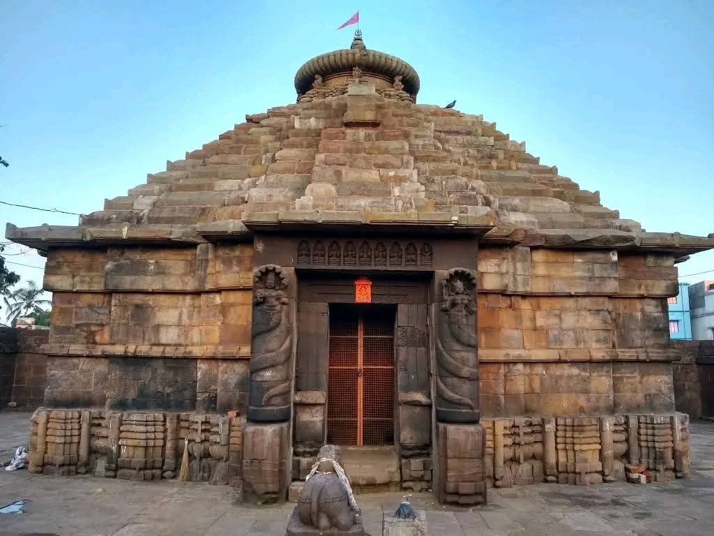 MakhanSinghRSS's tweet image. ॐ नमः पार्वती पतए हर हर महादेव

मेघेश्वर मंदिर  बादलों का रहस्यमयी स्वामी  पत्थरों में छिपी अनकही कहानी

भुवनेश्वर की पुरानी गलियों में, टंकापानी रोड के किनारे, एक ऐसा मंदिर खड़ा है जो 900 साल से चुपचाप बादलों को पुकार रहा है

 नाम है मेघेश्वर मेघों का ईश्वर भगवान शिव शंकर का यह