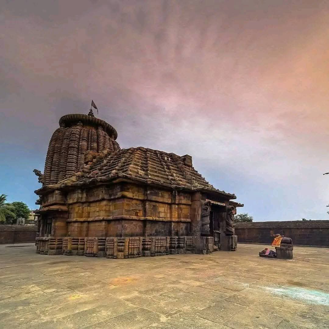 MakhanSinghRSS's tweet image. ॐ नमः पार्वती पतए हर हर महादेव

मेघेश्वर मंदिर  बादलों का रहस्यमयी स्वामी  पत्थरों में छिपी अनकही कहानी

भुवनेश्वर की पुरानी गलियों में, टंकापानी रोड के किनारे, एक ऐसा मंदिर खड़ा है जो 900 साल से चुपचाप बादलों को पुकार रहा है

 नाम है मेघेश्वर मेघों का ईश्वर भगवान शिव शंकर का यह