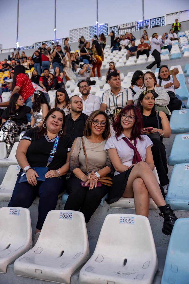NoticieroSLV's tweet photo. En el interior del Estadio Nacional Jorge “El Mágico” González, los fans de @shakira ya están listos para disfrutar de dos horas de show.

Algunos han decidido vestir atuendos acordes a algunos temas de la cantante. https://t.co/9j6T8UM2j2