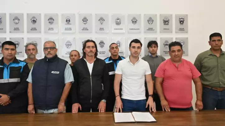 EduMera_tw's tweet photo. @domadordefuton En la partida, lo primero que se sacrifica es el PEON, "Carpintero"
Que le hace una mancha más al tigre...🤷
#SindiGarcas #PrebendariosPoliticos ALINEADOS al #Monarca, NO A LA EDUCACIÓN.
@RespOficial_Arg 😉
#Chubut 🔥 #NiOlvidoNiPerdon 🔥
@fantinofantino @edufeiok @todonoticias https://t.co/W0Jrzh8JT8