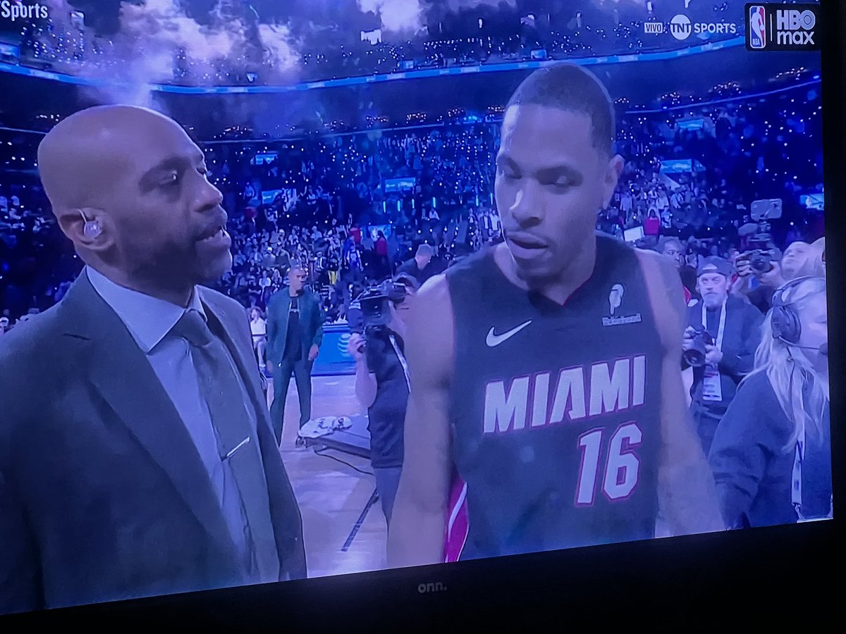 Saludos desde SANTIAGO DE Chile 🇨🇱 CLUB DRAGONES presente con Todo el equipo disfrutando de las volcadas ! Felicitaciones Excelente Transmisión ! Saludos al profe Herrera y Leo <a href="/leomargo/">Leo Margo</a> 🎙️🎙️👏👏 🏀👍 #NBAxTNTSports 
#NBAxTNTSports, #TNTSportsenHBOMax