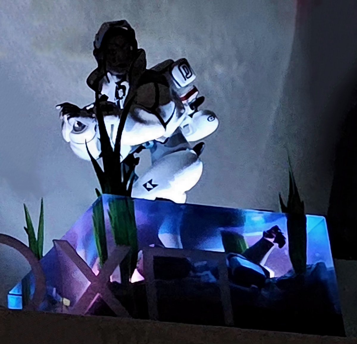 10 detalhes da collectors de Marathon.

Durante dez dias eu trarei um detalhe que julgo ser legal nessa edição de colecionador. 

1/10: A figura tem uma porta USB tipo-c para alimentar a iluminação. Dois pequenos spots de luz estão na base em extremos opostos. E esse é o efeito