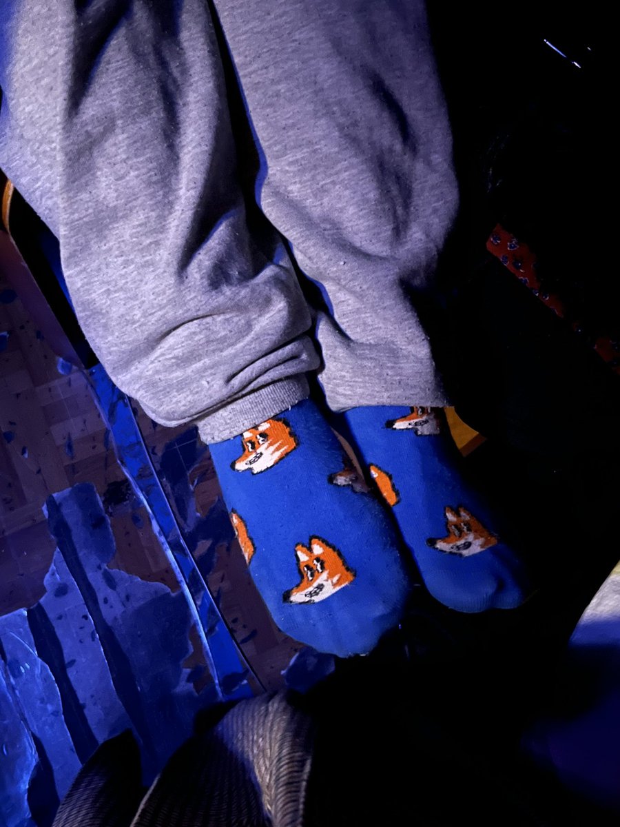 ついに千秋楽！劇場で松屋デビューしたり前髪切ったり人の靴下の写真撮ったりしてます、今日も頑張ります💨

当日券もありますのでぜひー！🐟