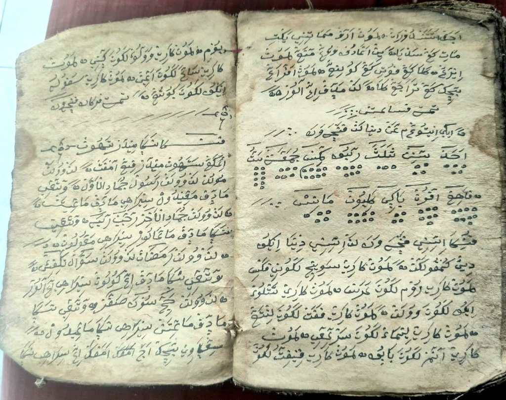 miftahuna's tweet photo. Manuskrip Primbon Petung Ilmu Astrologi Jawa Islam dengan Pegon Jawa di atas kertas lokal Dluwang. 

54 Halaman dengan 3 halaman lapuk seperti di video. 

Yang berminat, langsung DM untuk Informasi lebih lanjut. https://t.co/jSFPwbrhZp