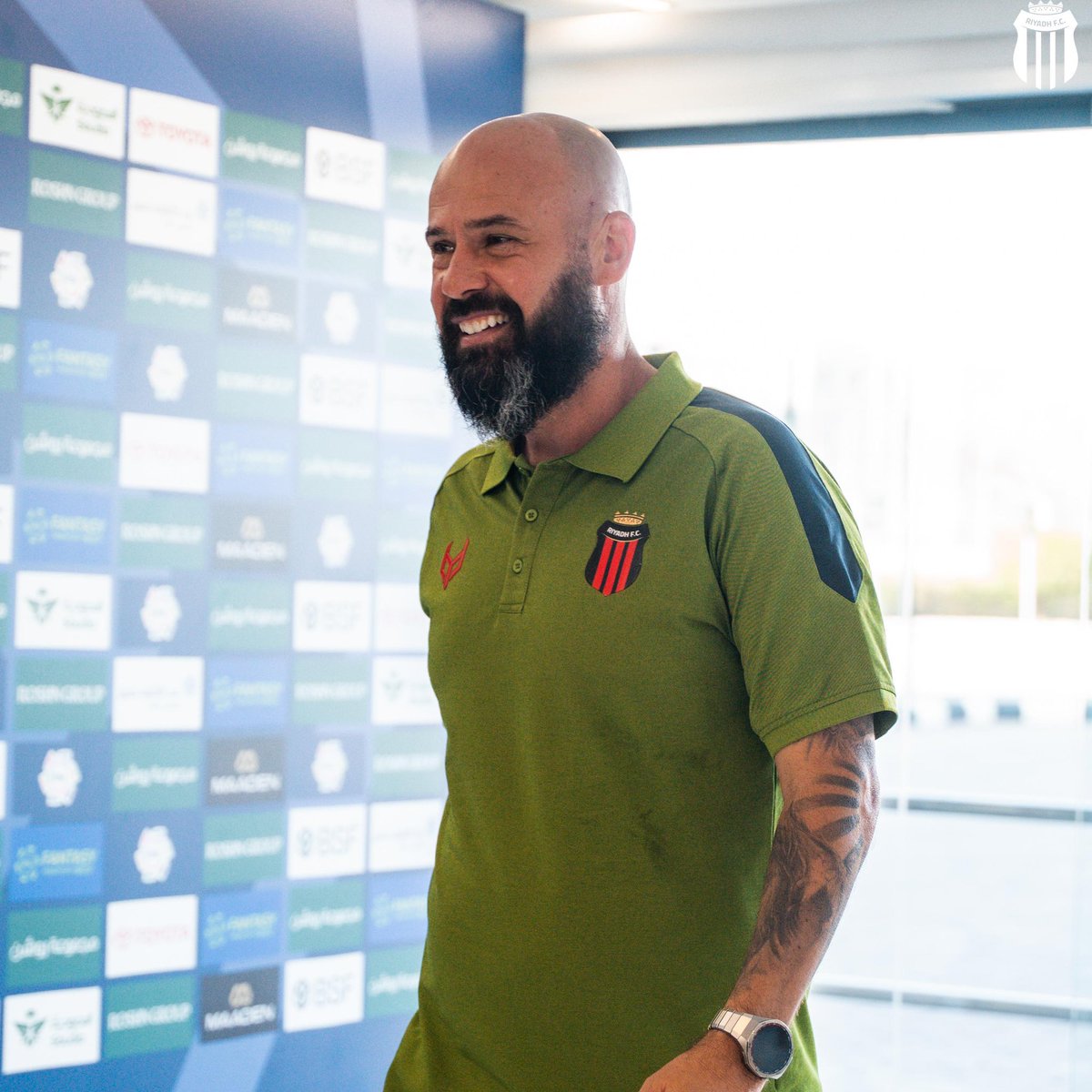 الرياض لم ينتصر في آخر 15 لقاء، الفريق لم يحقق إلا انتصارين الموسم الحالي، الفريق لم يحقق إلا كلين شيت وحيد. 

مع ذلك الفريق يبتعد عن مراكز البقاء في نقطتين فقط، بعـد كارينهو الرياض يراهن على ماوريسيو دولاك الذي لم يسبق له التجربة على مستوى الفريق الأول. 

هل هو قادر على إبقاء