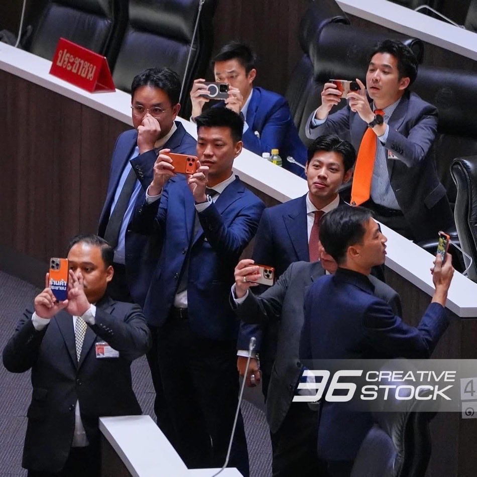 IntheLonely's tweet image. โหวตฟรีห่าอะไร ร่างรธน.ฉบับล่าสุดที่ได้เข้าสภาก็ของอีส้มอะค่ะ จนได้ภาพมีมนี้ไง ที่พท.มึงไม่เอารธน.ใหม่ขอเดินอ้อมเมรุอยู่อีโง่ แล้วประชามติที่มึงเพิ่งไปกาพท.มึงทำมั้งอิสัส