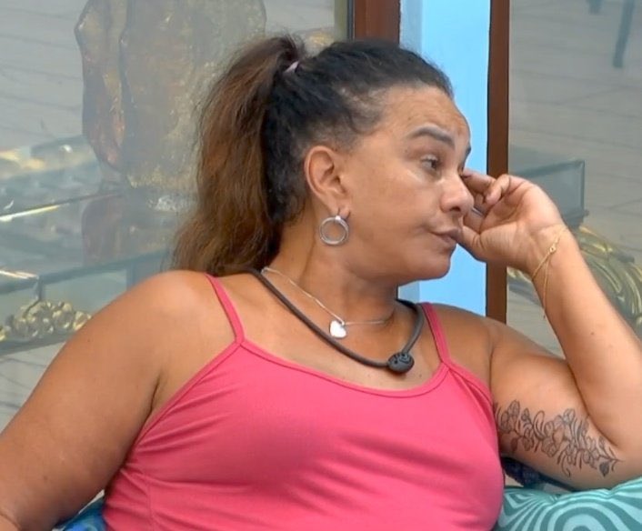 e eu não poderia me importar menos com quem a ana paula vai beijar por mim ela pode fazer sexo ao vivo com a maxiane na sala que eu não vou estar nem aí