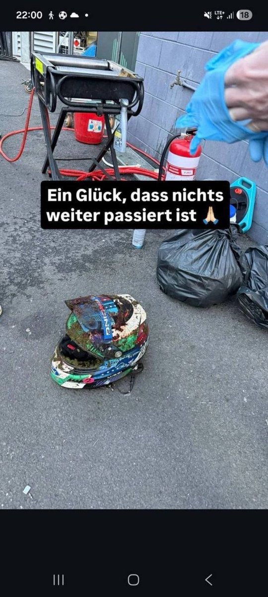 El piloto Chris Mies participante de las 12 Horas de Bathurst atropelló un canguro en la carrera🦘 y lamentablemente así quedó su casco. Afortunadamente y a pesar de la pérdida del canguro el piloto se reporta OK. Triste noticia 😔