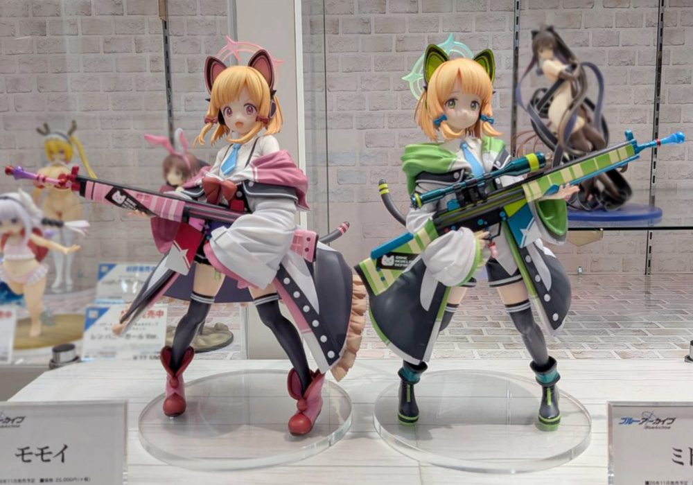 ╭━━━━━━━━━━━━╮
　　　  デコマス展示中
╰━━━━━━━━━━━━╯
『ブルーアーカイブ』モモイ/ミドリ
― 1/6スケール完成品フィギュア ―

ボークス秋葉原ホビー天国2の
5階にてデコマス展示中！
秋葉原お越しの際にはぜひお立ち寄りください✨