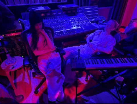 QGdoPOP's tweet photo. 🚨 VAI TER FEAT! Zara Larsson e Tyla aparecem juntas em estúdio. https://t.co/qrWPFJvZSW
